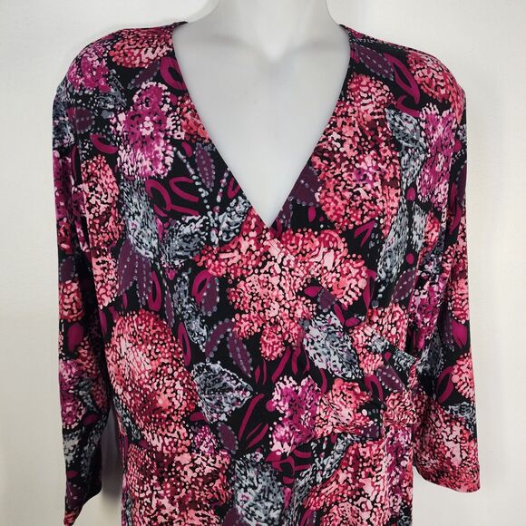 Chicos Womens Top Size 1 Medium Pink Printed Peplum Faux Wrap 3/4 Sleeve Stretch - Picture 3 of 8